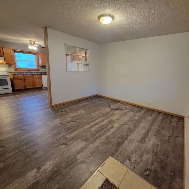 Building Photo - 3 Bed, 1 Bath Home for rent. One level liv...