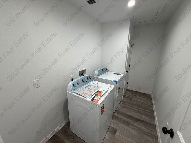 Building Photo - New Spacious 2 bedroom 2 bath Duplex.