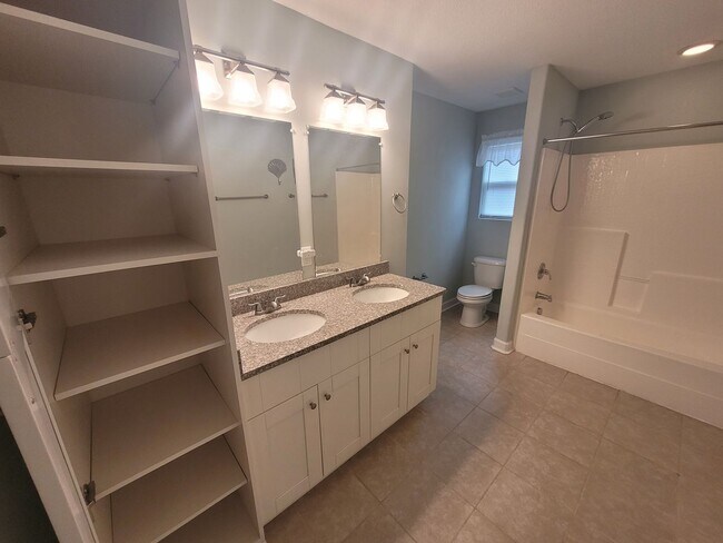 Building Photo - Stunning 4 Bedroom, 2.5 Bath Home Just 3 Blocks to Chesapeake Bay