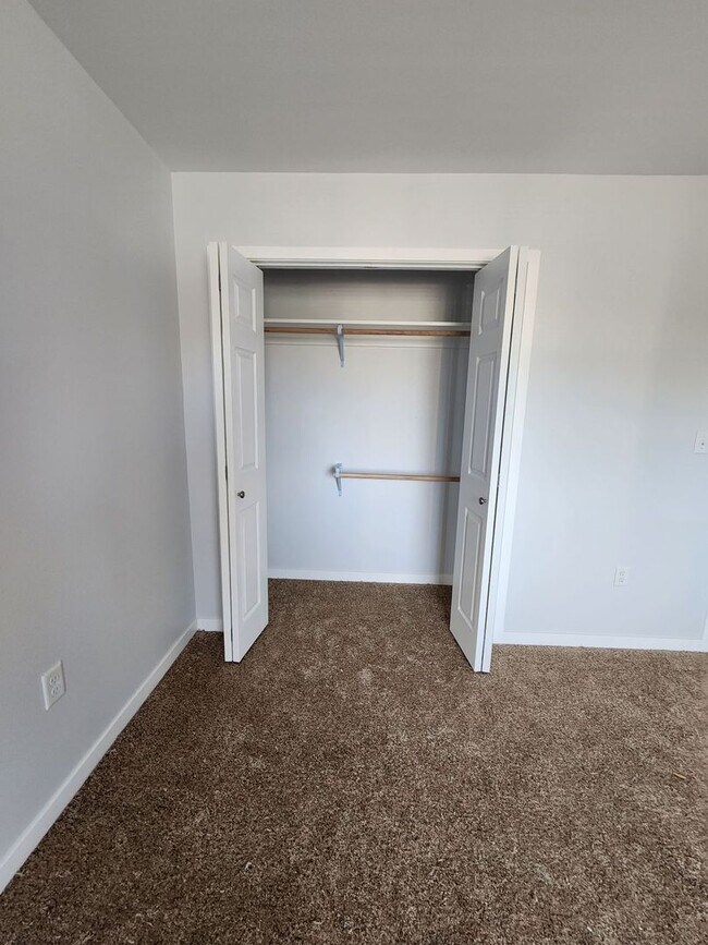 Building Photo - 6th Ave SE Duplex