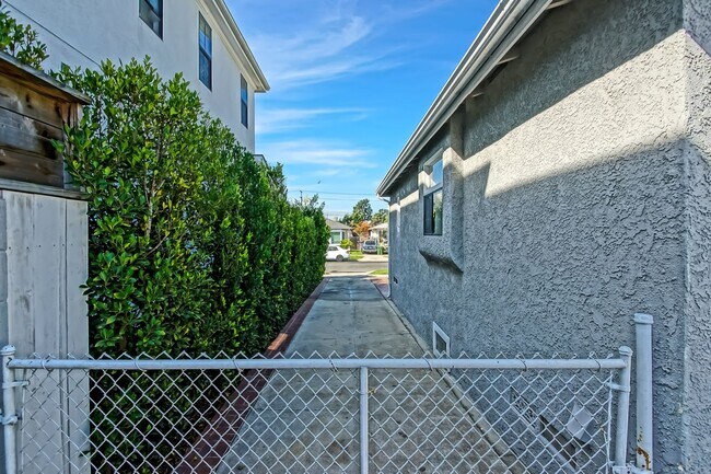 Building Photo - REMODELED, BRIGHT & AIRY 3BR2BA HOME W/ DETACHED GARAGE, CHARMING FRONT PORCH/YARD & HUGE REAR YA...