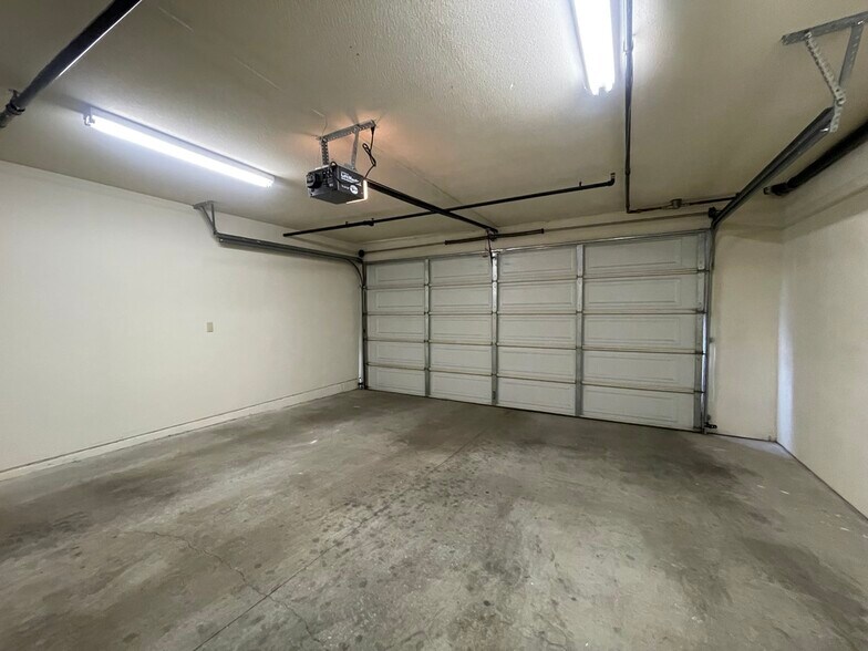 Building Photo - 15024 Magnolia Blvd