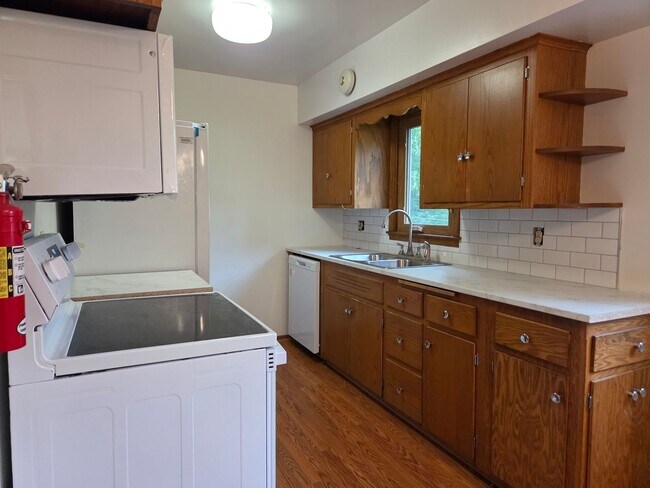Building Photo - 6015 Aspen Rd