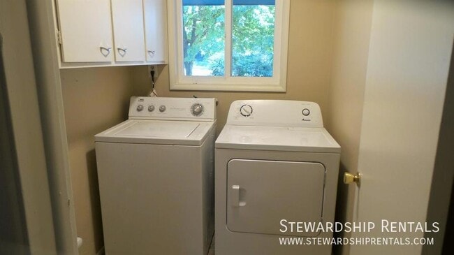 Building Photo - 1275 E 30th Ave