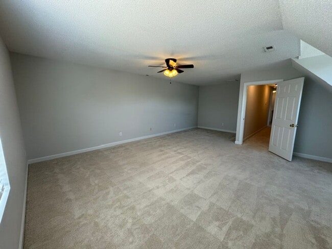 Building Photo - 1/2 off the first month!!