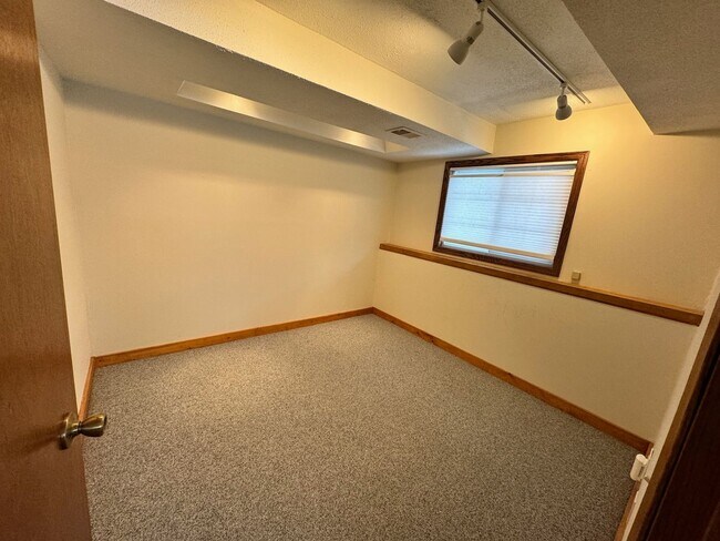 Building Photo - Beautiful 3 bedroom townhome in Maplewood.