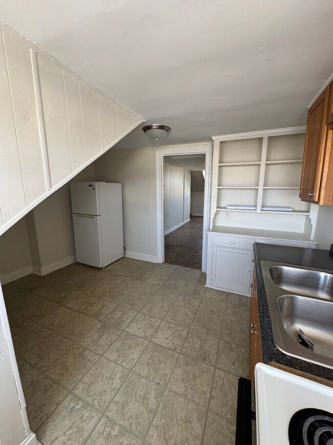 Interior Photo - (105) 664-666 Oak Hill Ave