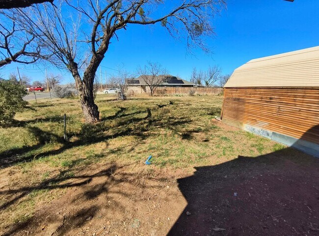 Building Photo - Charming and Spacious 3 bedroom, 2 bath home AVAILABLE NOW!