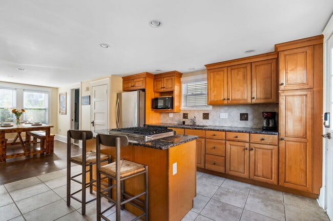 Building Photo - 181 Main St