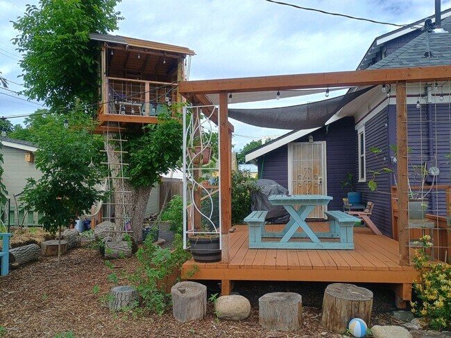 Building Photo - Spacious Craftsman in the Heart of North Spokane
