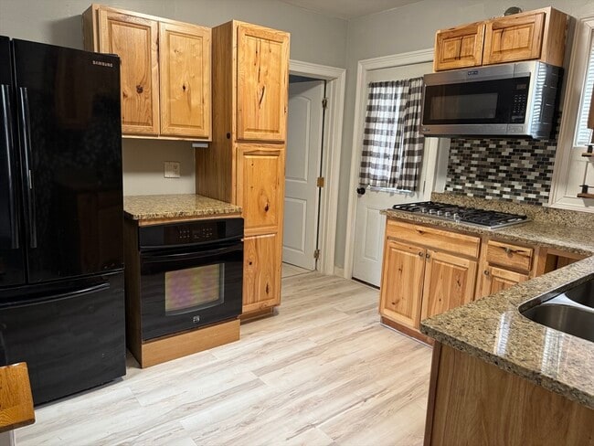 Building Photo - 409 Moody St