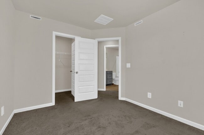 Building Photo - 5084 Dayflower Dr