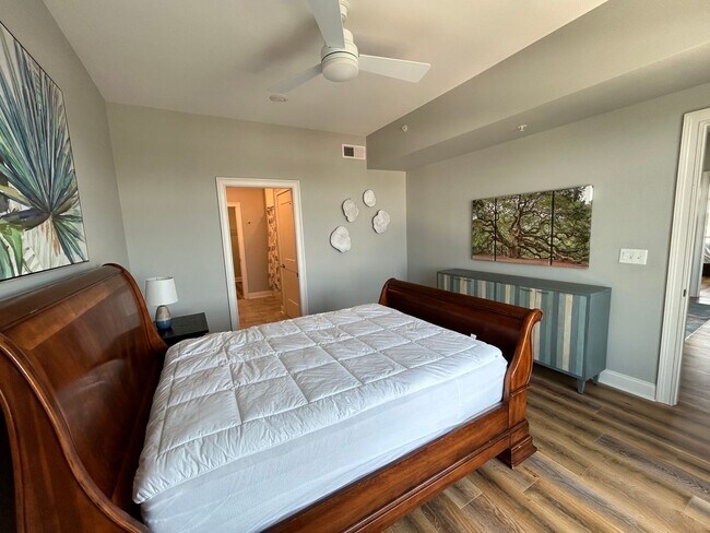 Building Photo - Two bedroom end unit condo with stunning d...