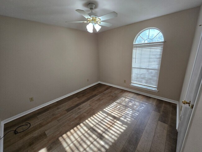 Building Photo - Bryan - 3 Bedroom - 2 Bath home with garag...