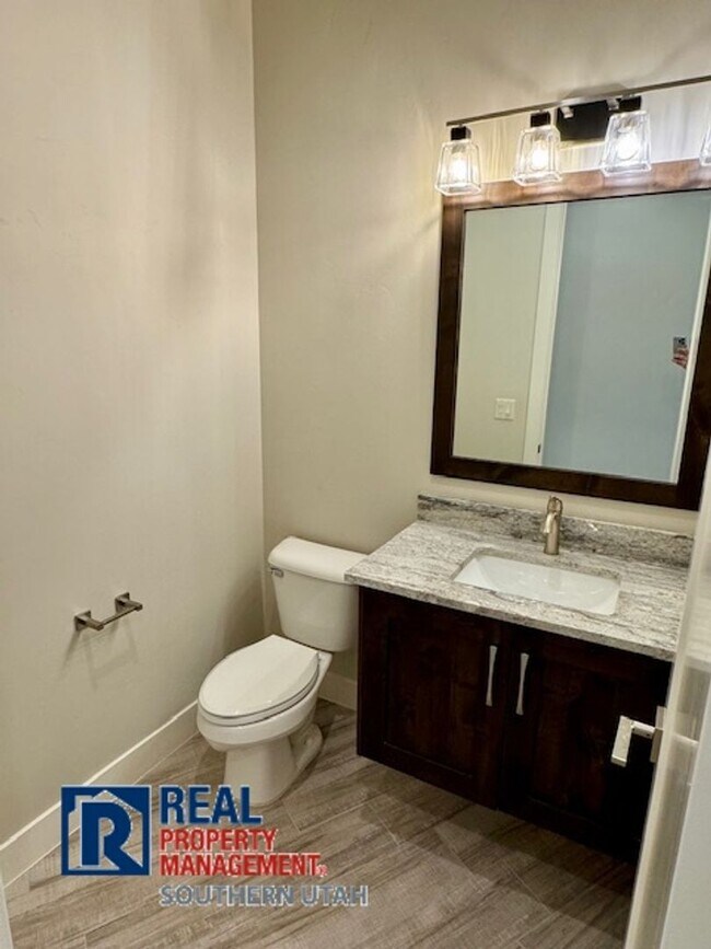 Building Photo - 4 Bedroom home on elevated Bloomington lot...