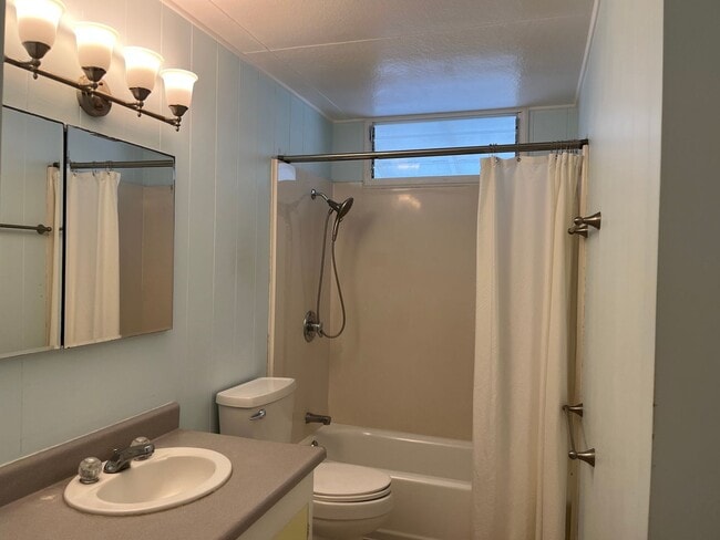 Building Photo - Wonderful Kaneohe 3 bedrooms, 1.5 bath House with Carport - Avail now!