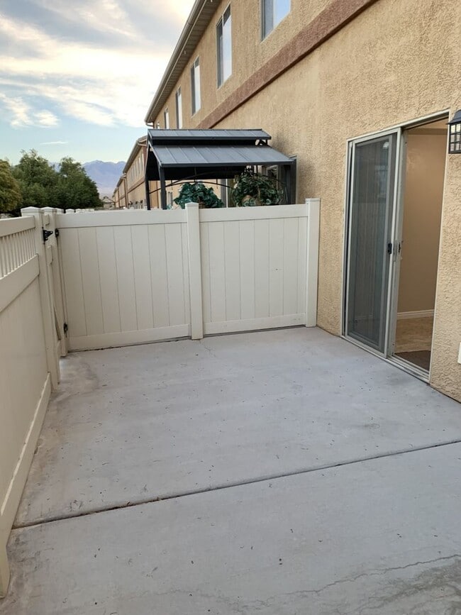 Building Photo - Skyhawk 3 bedroom 2.5 bath with a single car garage