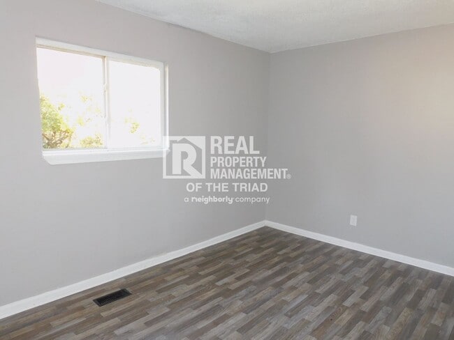Building Photo - 3 bed/1.5 bath Bungalow in the Heart of Hi...