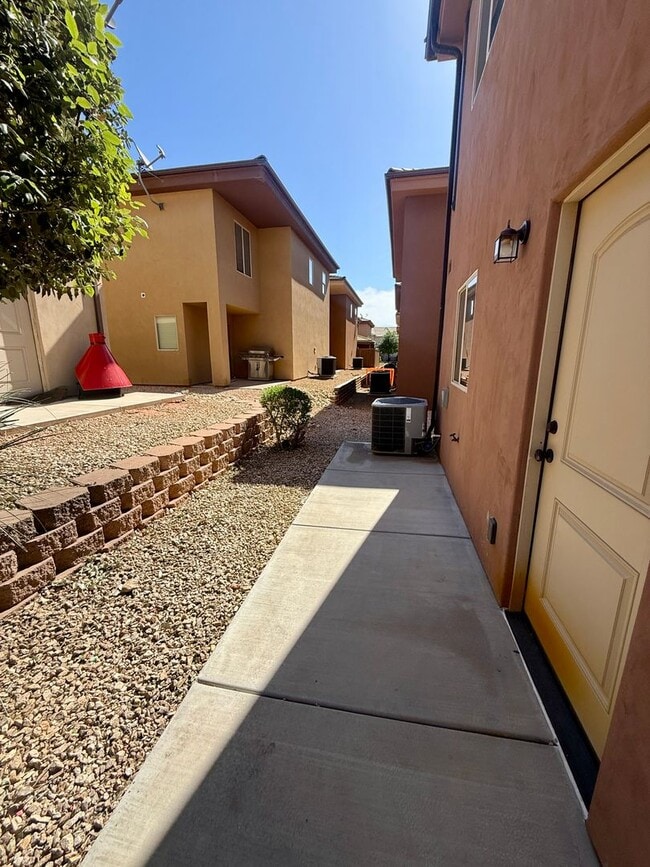 Building Photo - 3-BR Townhome Near Costco
