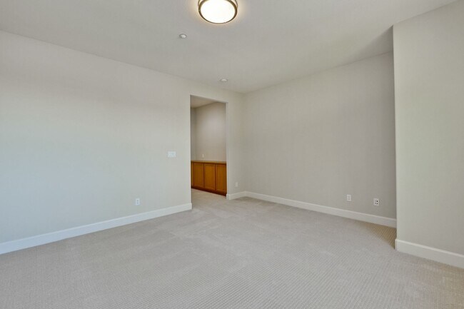 Building Photo - Excellent 4 Bed 2.5 Bath Town Home!