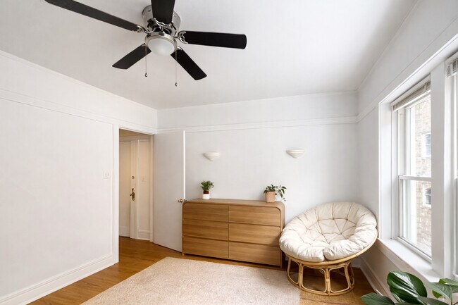 Building Photo - 679 W Wrightwood Ave