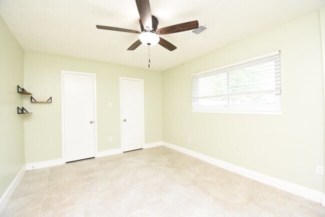 Building Photo - 6003 Long Leaf Dr