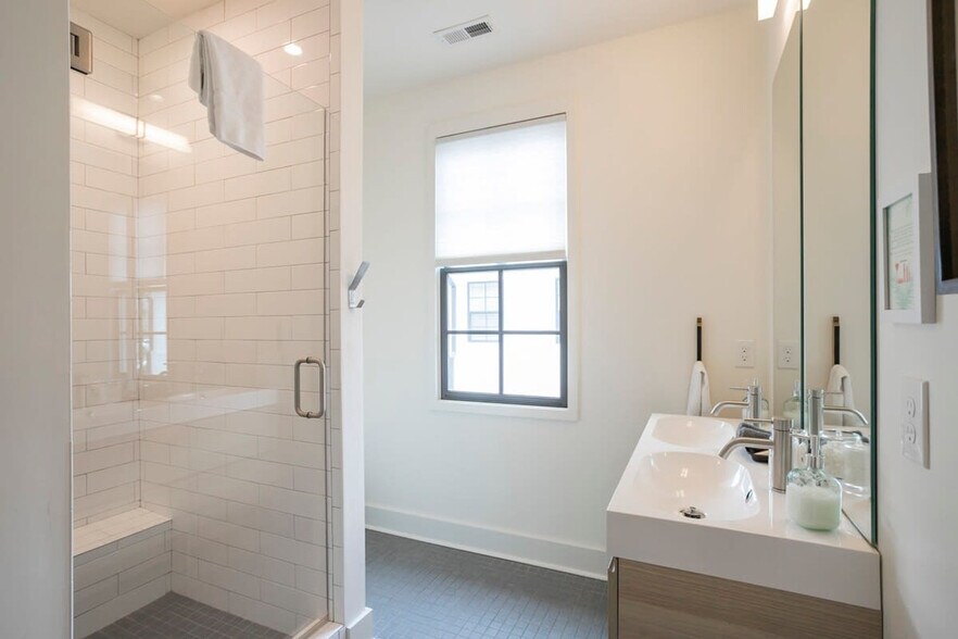 Building Photo - 119 E Fowlkes St