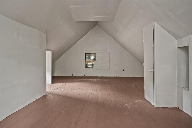 Building Photo - 117 Kenwood Ave