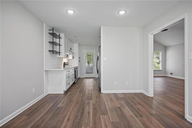 Building Photo - 410 Hickory Walk