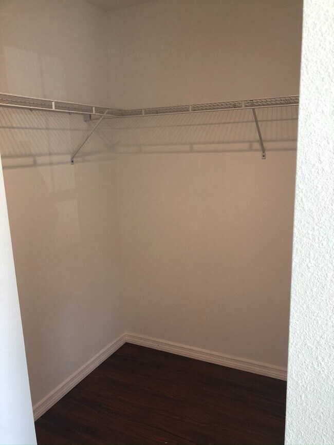 Building Photo - 3 bedroom, 2 bath, 2 car garage home on a ...