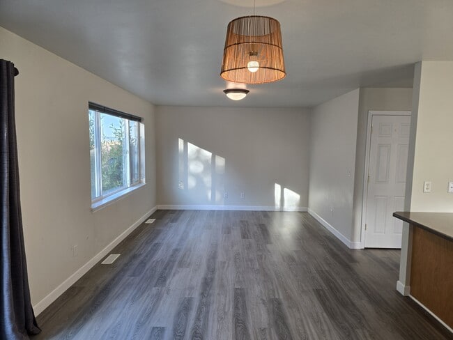 Building Photo - 745 Linda Ln
