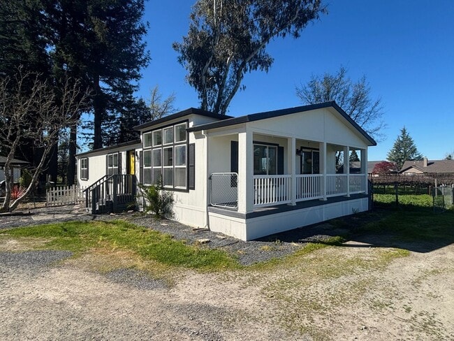 Building Photo - Single Level 3 Bedroom 2 Bathroom Home located just minutes from both Windsor and Larkfield w/ Ut...