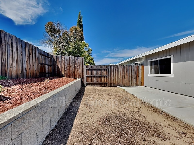 Building Photo - 5901 Spring Glen Dr