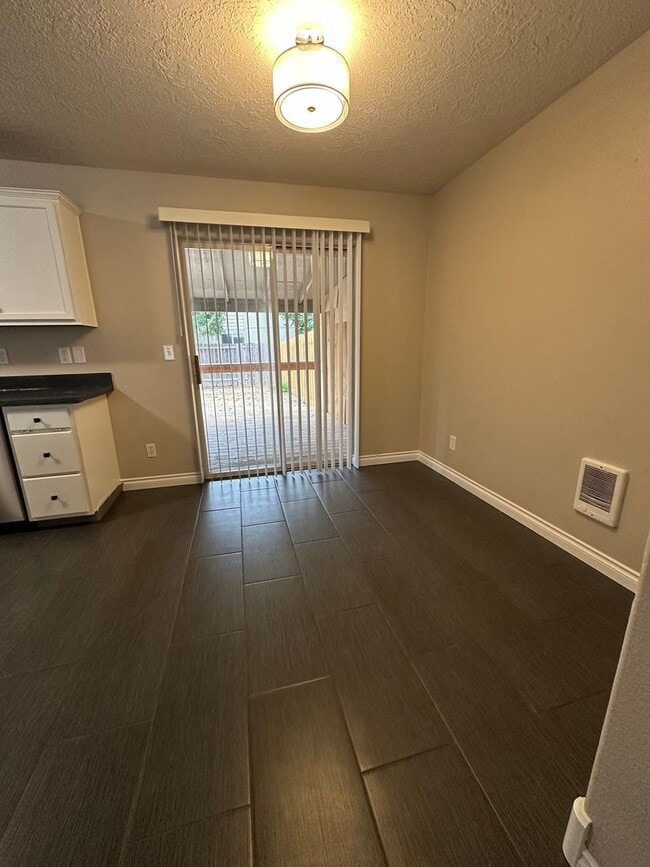Building Photo - Rockingham Duplex- Northeast Salem