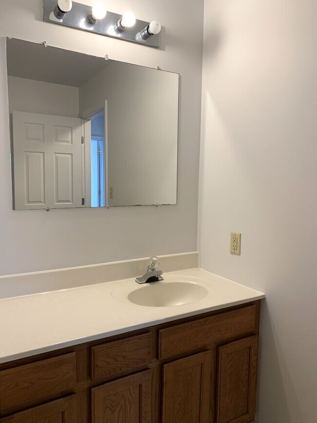 Building Photo - PERFECT COLLEGE RENTAL ONLY A HALF MILE FR...
