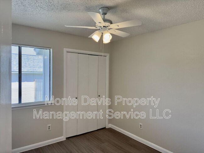 Building Photo - 1614 W Braker Ln