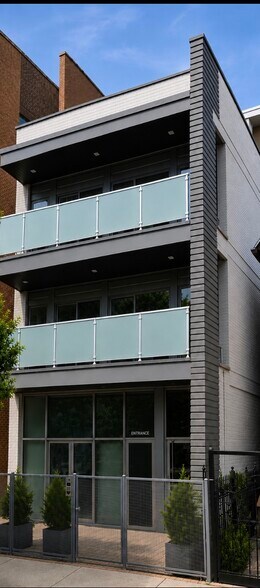 Building Photo - 2704 W Armitage Ave