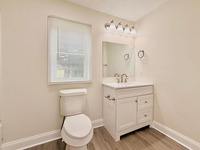 Building Photo - Renovated 1 Bedroom/1 Bathroom Home with C...