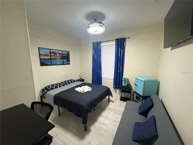 Building Photo - 3715 Valley Tree Dr