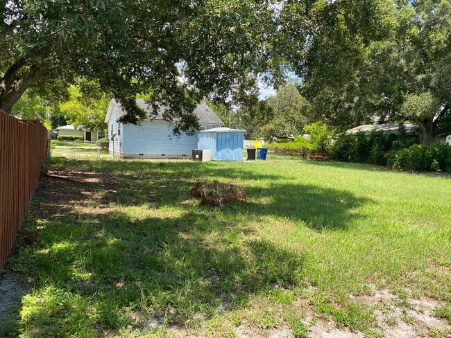 Building Photo - Amazing, Private 1/1 Located In Clearwater