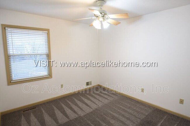 Building Photo - 1140 SW Huntington Rd