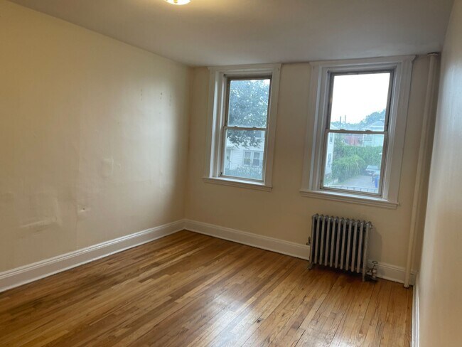 Building Photo - Renovated 1  bed , Sunny and Spacious, Utilities and laundry Inc Close to train 1 free Month
