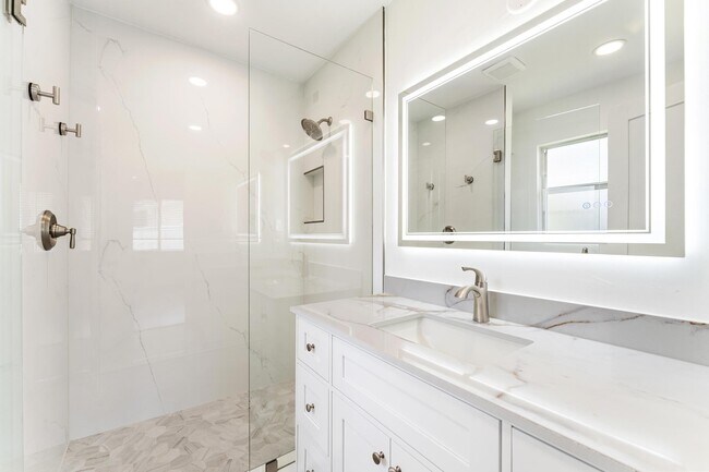 Building Photo - 7531 Edgewater Cir