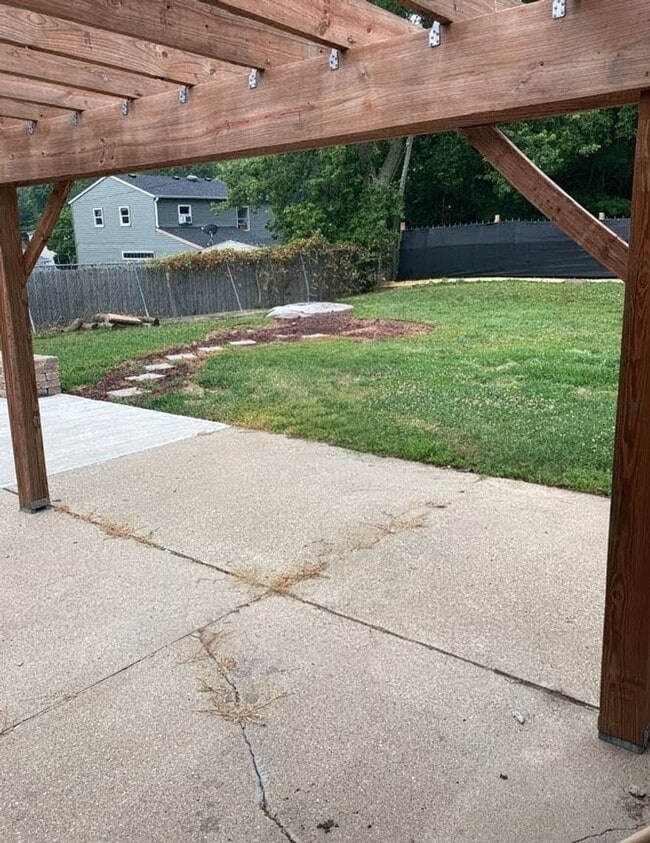 Building Photo - Spacious 3 bedroom 1.5 bathroom home