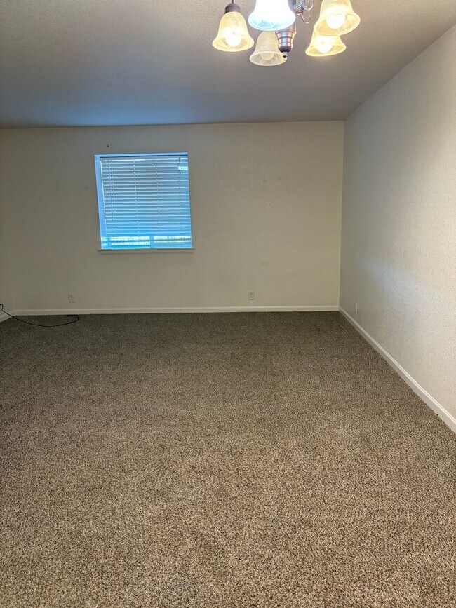 Building Photo - 2 Bedroom 1 Bath Lower Level Unit in Village Seven