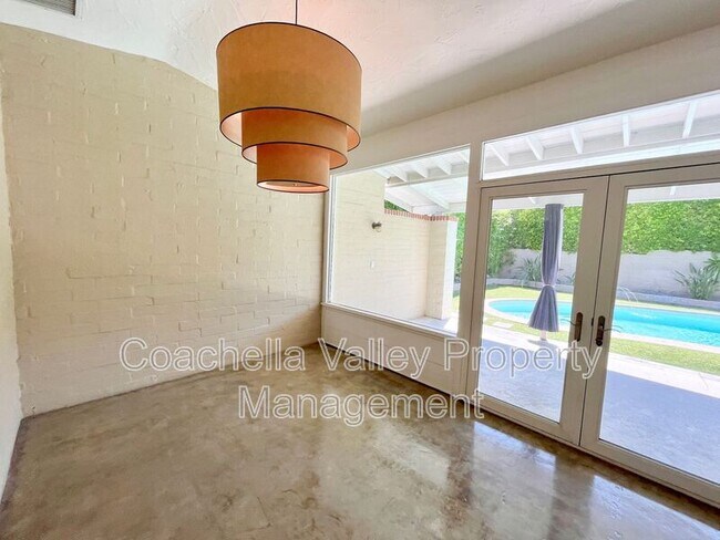 Building Photo - 1680 E Mesquite Ave