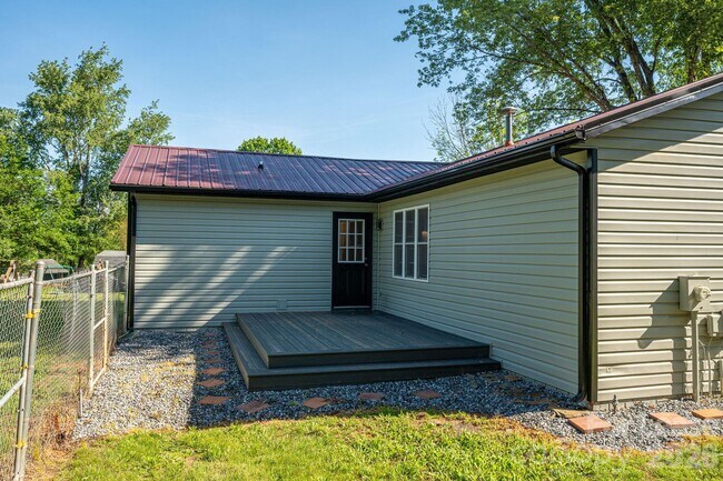 Building Photo - 412 Forest Dr