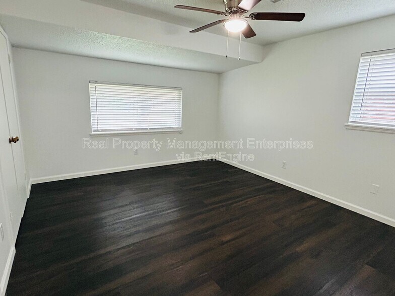 Building Photo - 633 Lotus Ave