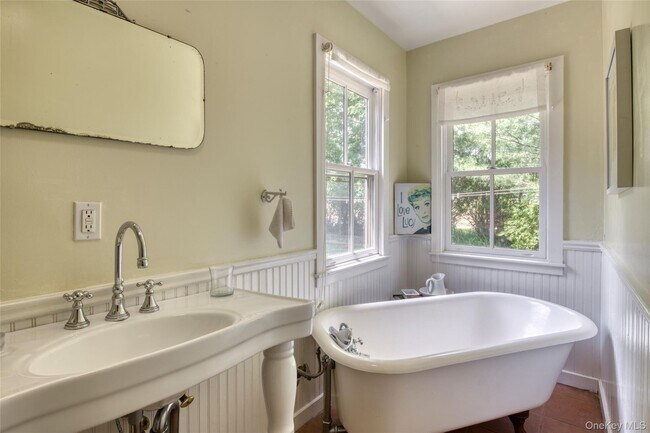 Building Photo - 733 Herricks Ln