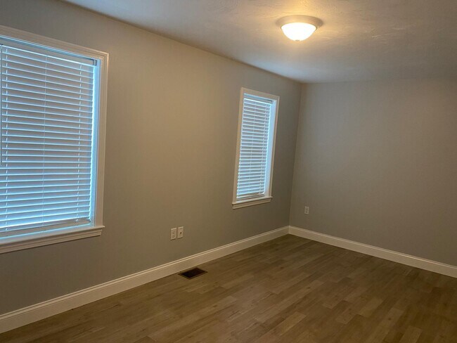 Building Photo - 547 Main St